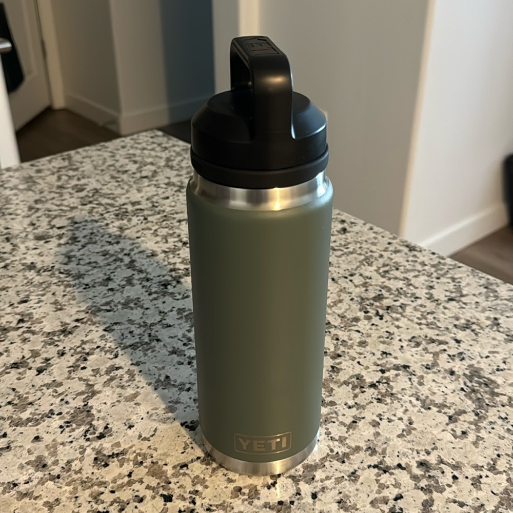 Yeti 26oz Rambler with Chug Cap - Like New!